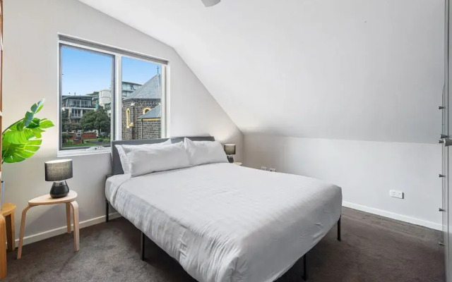 Convenient Bayside Living at the Edge of the City