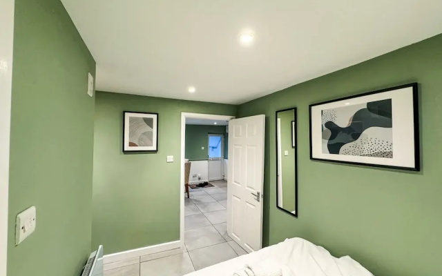 5 Minute Walk To Reading Station