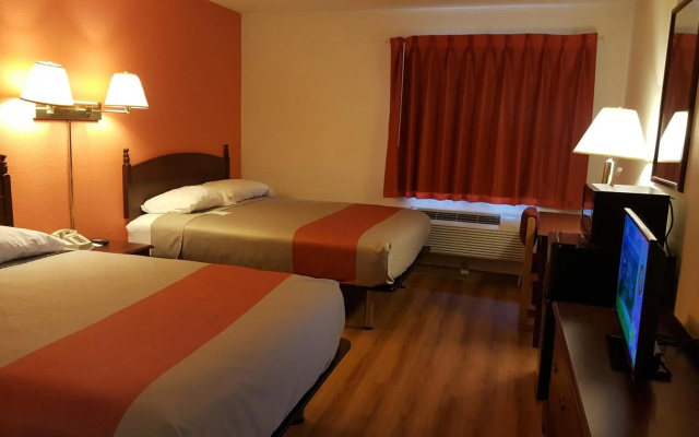 Motel 6 Saukville, WI