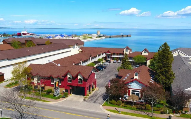 Super 8 Macknaw City/Beachfront Area