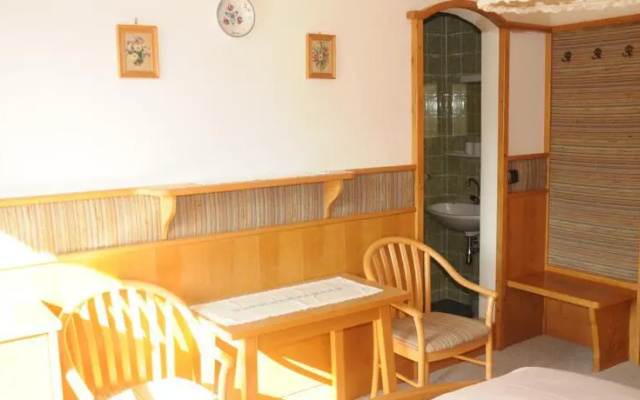 Haus Pension Dorfer