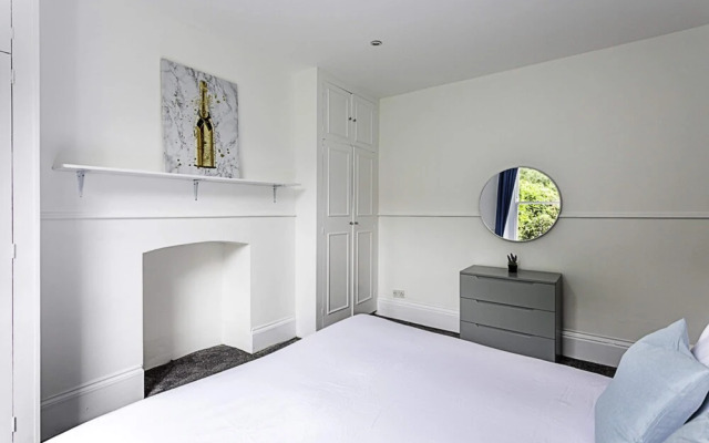 Clapham Charm: 2-bedroom Beauty