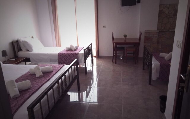Отель John's Guesthouse Албания, Ксамил - отзывы, цены и фото номеров - забронировать отель John's Guesthouse онлайн комната для гостей