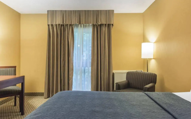 Jolly Roger Inn & Resort
