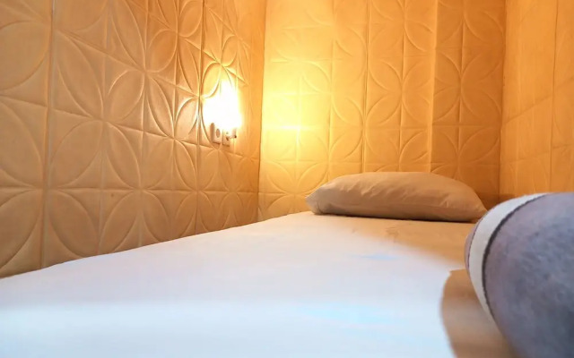 RedDoorz at Luxury Homestay Near Aloha Waru Surabaya