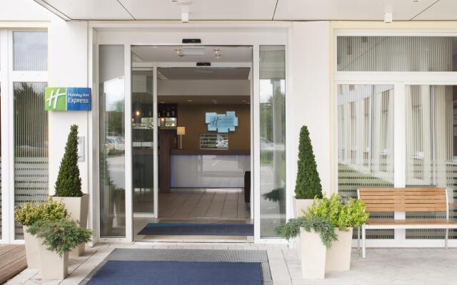 Отель Holiday Inn Express Munich Airport вид на фасад