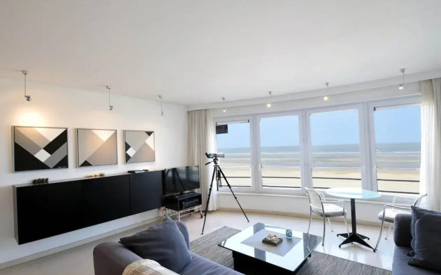Apartment on Zeedijk With Sea View