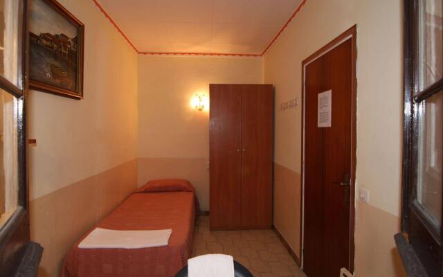 Отель Hostal Rembrandt Испания, Барселона - отзывы, цены и фото номеров - забронировать отель Hostal Rembrandt онлайн комната для гостей