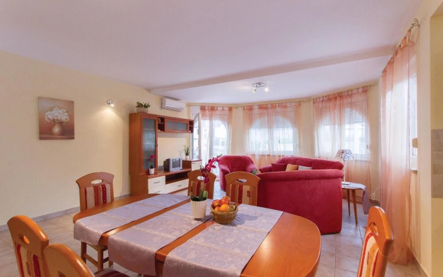 Beautiful Home in Palit With 4 Bedrooms and Wifi
