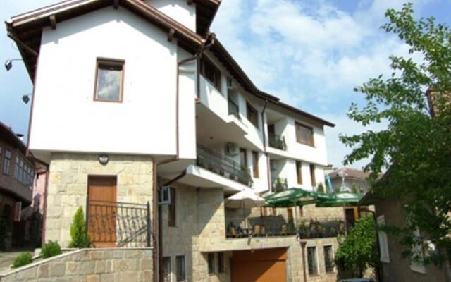 Отель Family Hotel Silvestar Болгария, Велико Тырново - отзывы, цены и фото номеров - забронировать отель Family Hotel Silvestar онлайн вид на фасад