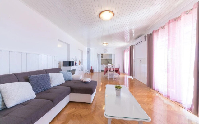 Amazing Home in Kastel Stari With Wifi and 2 Bedrooms