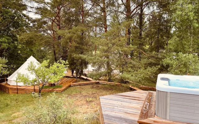 B&B Glamping Tent Sleeps 2 - Spa, Sauna, Wifi