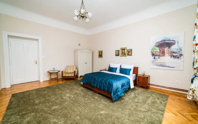 Spacious 3Bdr Apt With A Balcony In The Center