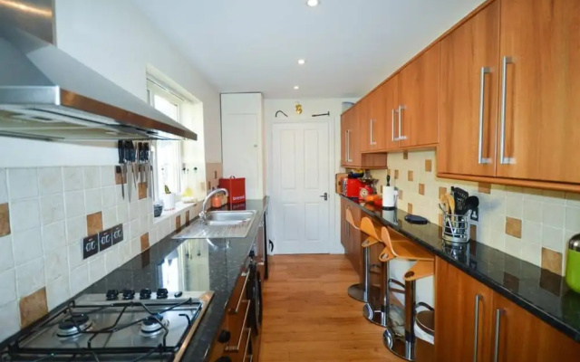 Stylish 2 Bedroom Home Near Bristol