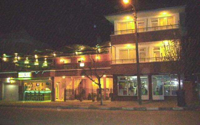 Отель NELLY Guest House Болгария, Равда - отзывы, цены и фото номеров - забронировать отель NELLY Guest House онлайн вид на фасад