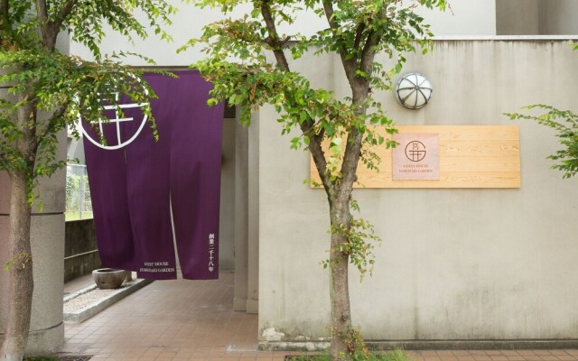 Отель GUESTHOUSE HAKOZAKI GARDEN - Hostel Япония, Фукуока - отзывы, цены и фото номеров - забронировать отель GUESTHOUSE HAKOZAKI GARDEN - Hostel онлайн вид на фасад