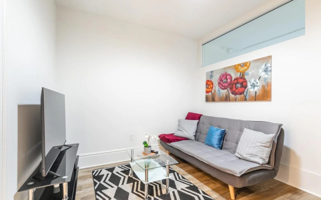 Warm Cozy 2 Bedroom Apartment w Netflix