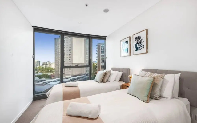2BR Luxury Skytower Views CBD Pool Gym Netflix