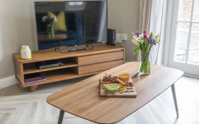 Elliot Oliver - 2 Bedroom Garden Apartment