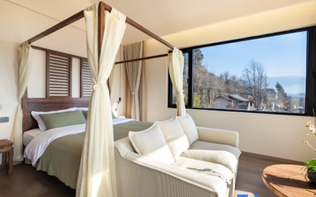 A Glowing mountain homestay