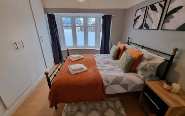 3 Bed Spacious House With Parking