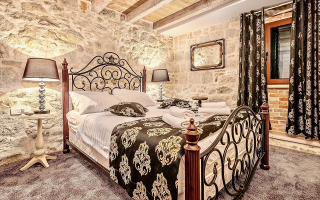 Historic Plaza Varos - Adults Only