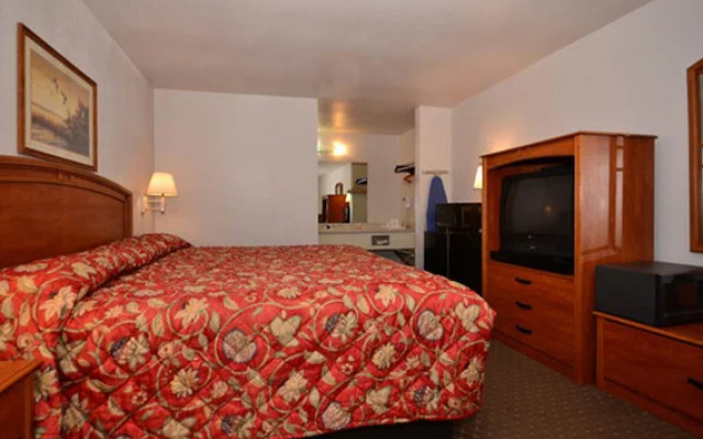 Econo Lodge East