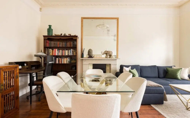 Light-filled 2-bedroom Chelsea Apartment