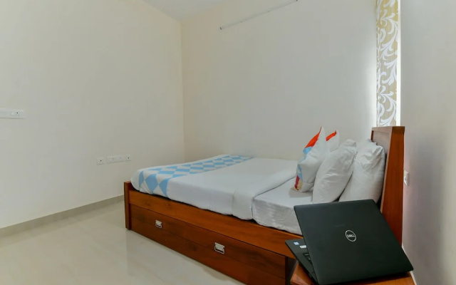 OYO 18602 Home Spacious Stay Near Lulu Mall