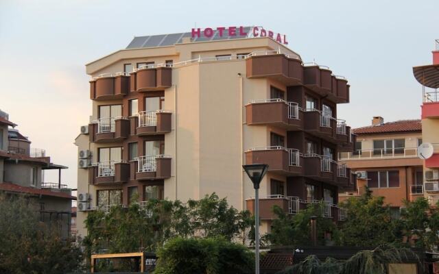 Отель Family Hotel Coral Болгария, Поморие - отзывы, цены и фото номеров - забронировать отель Family Hotel Coral онлайн вид на фасад