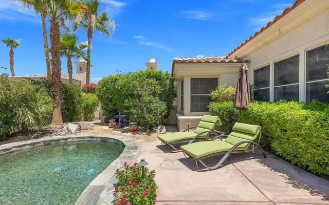 Stylish 2BR w Spa Patio