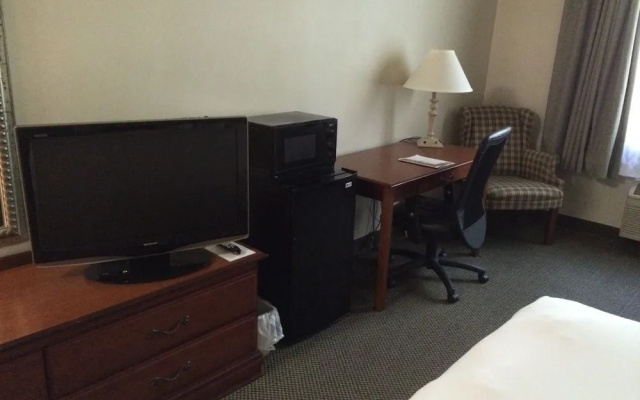 Country Inn & Suites Newark