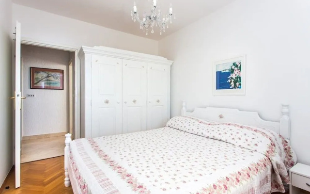 Leo Apartment