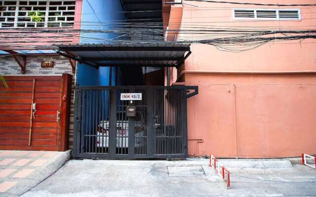 Ink 18/2 Hostel (Sukhumvit 22) Бангкок вид на фасад
