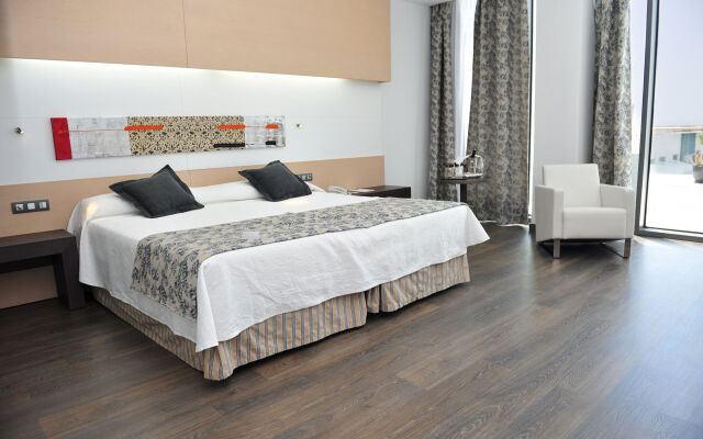 Отель Hipotels Gran Conil & Spa Испания, Кониль-де-ла-Фронтера - отзывы, цены и фото номеров - забронировать отель Hipotels Gran Conil & Spa онлайн вид на фасад