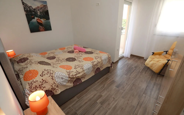 Charming 2-bed Apartment in Okrug Gornji
