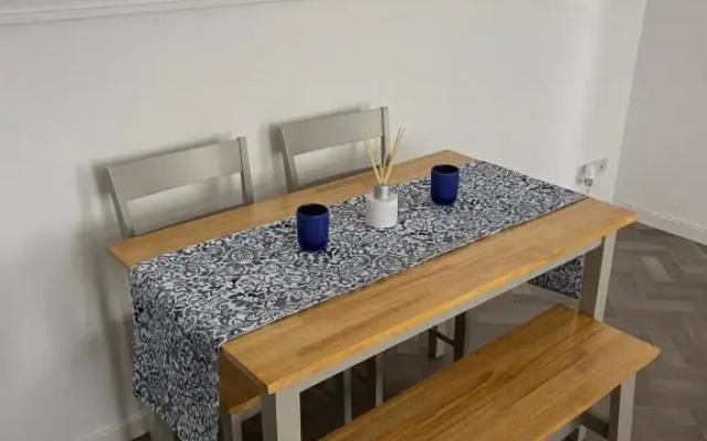 Town centre property with parking/100m from castle