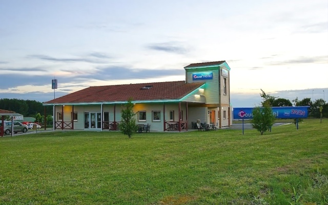 Отель CouettHotel Saint Jean dAngély Франция, Сен-Жан-д'Анжели - отзывы, цены и фото номеров - забронировать отель CouettHotel Saint Jean dAngély онлайн вид на фасад