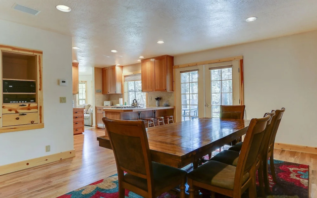 3 Mt Baker Peaceful Lodge Style Home with Private Hot Tub and BBQ on the Patio by RedAwning