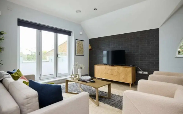 The Woodborough Place - Beckoning 2bdr Flat With Balcony
