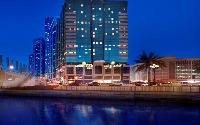 Отель Golden Tulip Sharjah ОАЭ, Шарджа - 1 отзыв об отеле, цены и фото номеров - забронировать отель Golden Tulip Sharjah онлайн вид на фасад