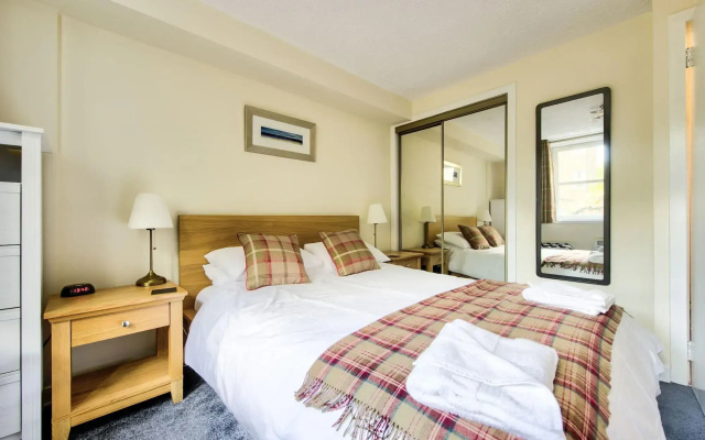 Grassmarket Apartment with Castle View