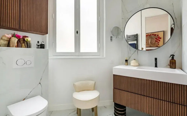 Prestigious Apartment Near the Trocadero