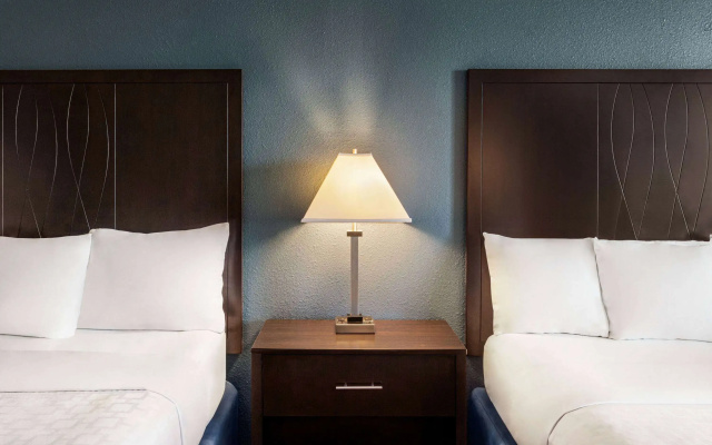 AmericInn by Wyndham La Crosse Riverfront-Conference Center