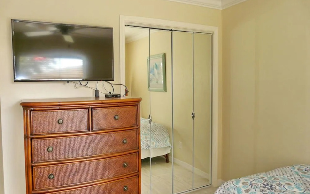 Pet-friendly Waterfront Home on key lot With View