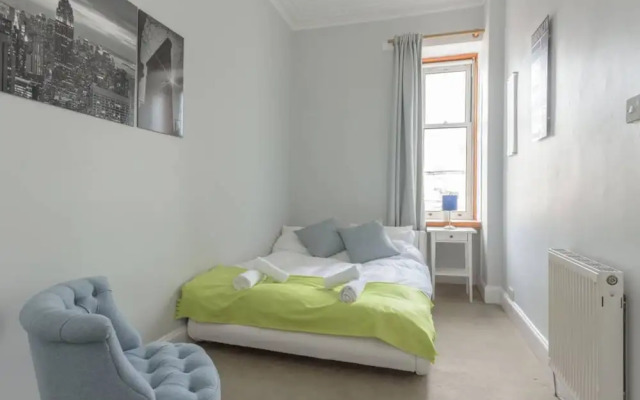 Modern 2 Bedroom Flat In Edinburgh City Centre