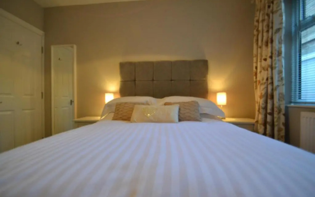 Charming 1 bed riverside apartment