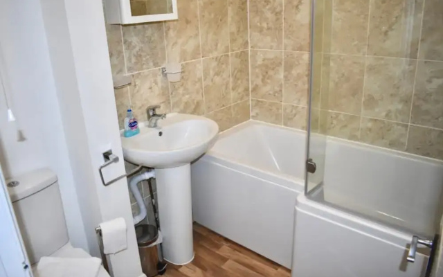 2 Bedroom Apartment With Balcony in Brighton