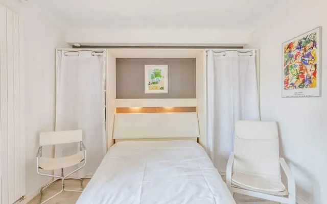 Charming Studio Apartment With Private Balcony in Cannes