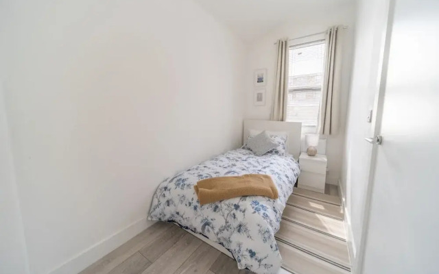 Charming 3-bed Apartment in South end on sea